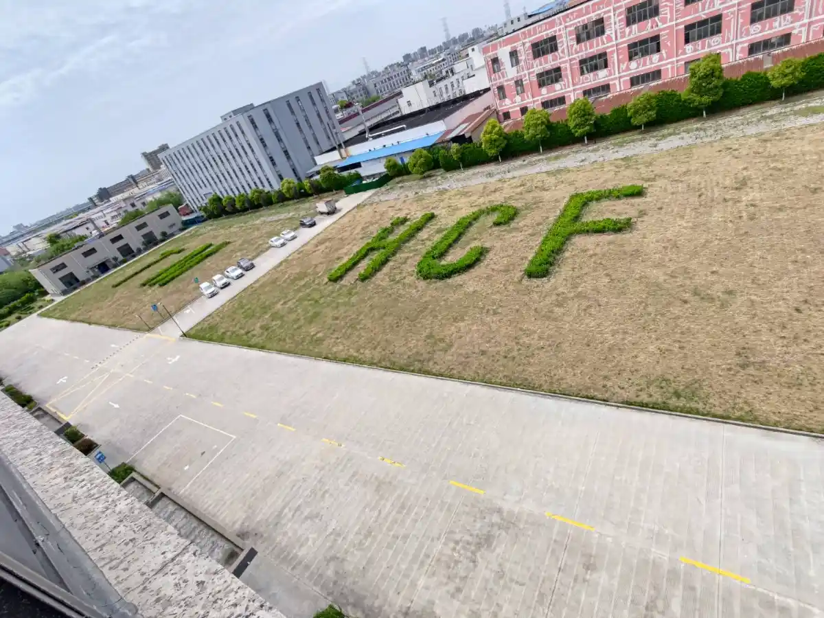 HCF華江發塑膠股份有限公司的LOGO品牌標誌顯示在一望無際的廠區草坪上,顯示廠區的規模廣大