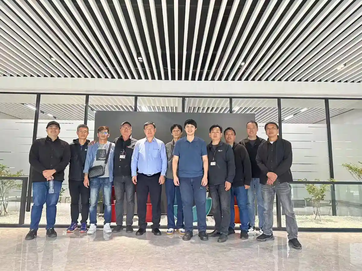 HCF華江發塑膠的上海工廠的所有者和員工站在寬大的廠房大樓中